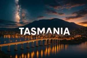 منظره‌ای سینمایی و درخشان از ایالت تاسمانی استرالیا در شب با پل نورانی و آسمان پرستاره