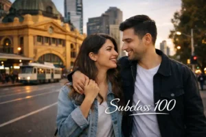 زوج ایرانی جوان در حال قدم‌ زدن عاشقانه در یکی از خیابان‌های ملبورن پس از دریافت ویزای پارتنر دائم استرالیا ساب‌کلاس 100